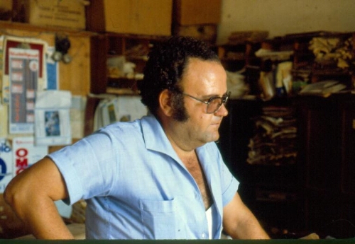Portrait de profil d'un homme en chemise bleue ciel courte dans son bureau